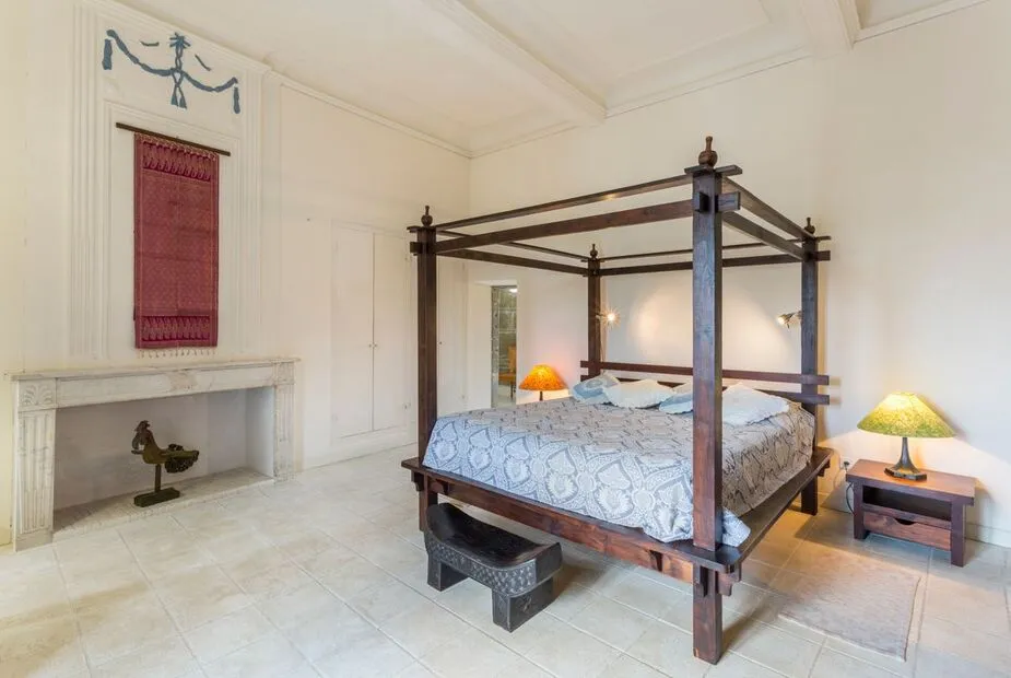 Teak poster bedroom
